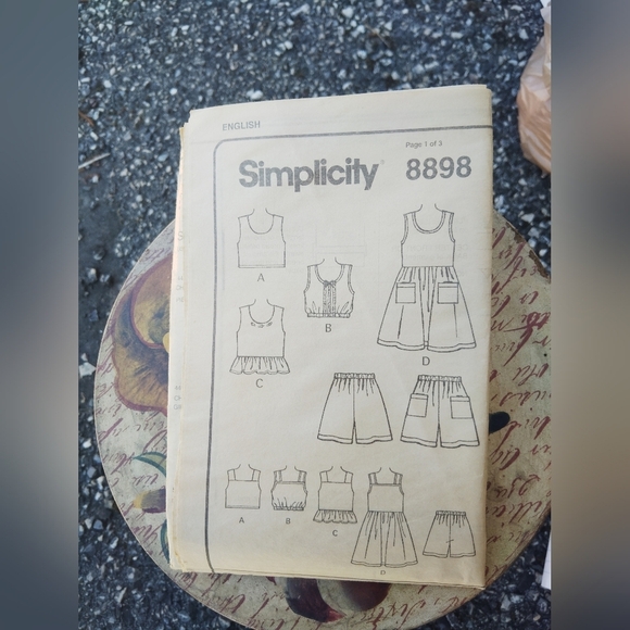Simplicity Sewing Pattern 8898  Girl's Shorts & Tops Sizes 7-10 Uncut - Picture 2 of 2